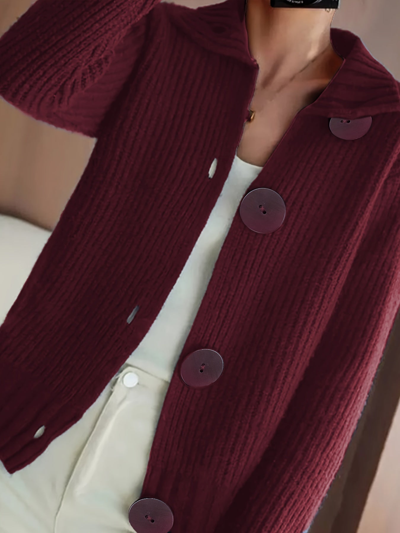 Damski sweter rozpinany z dużymi guzikami