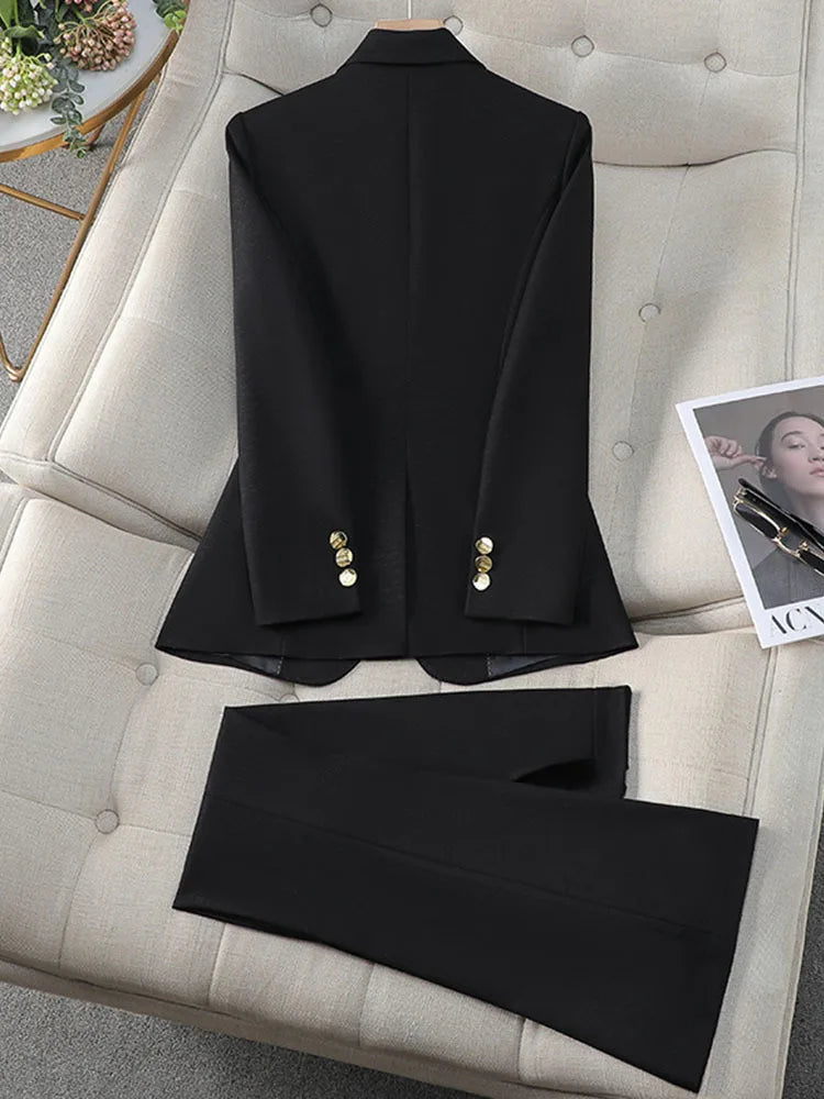 Damski garnitur dwuczęściowy z marynarką i spodniami z prostą nogawką