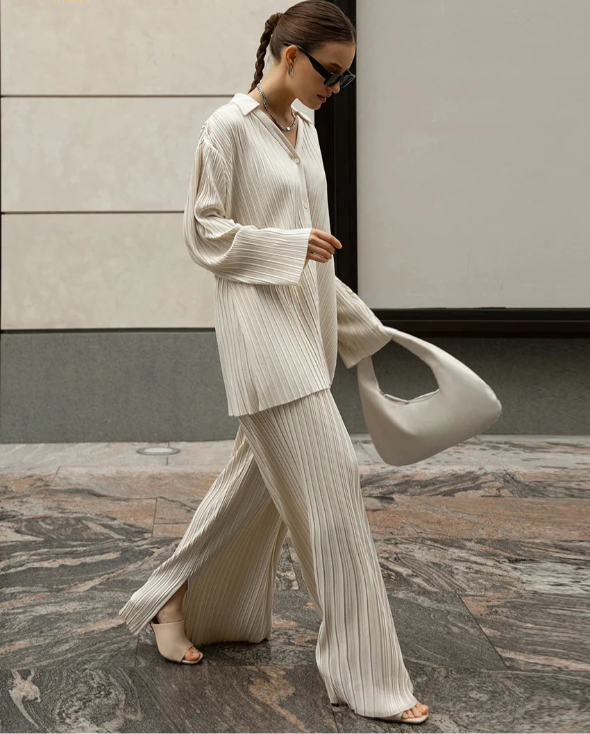 Elegancki damski plisowany komplet: luźna koszula i szerokie spodnie