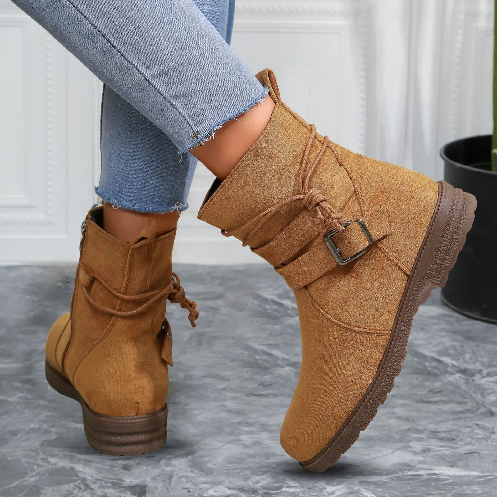 Damskie botki na płaskim obcasie – ocieplane buty z zamkiem i paskiem