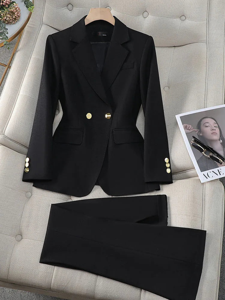 Damski garnitur dwuczęściowy z marynarką i spodniami z prostą nogawką