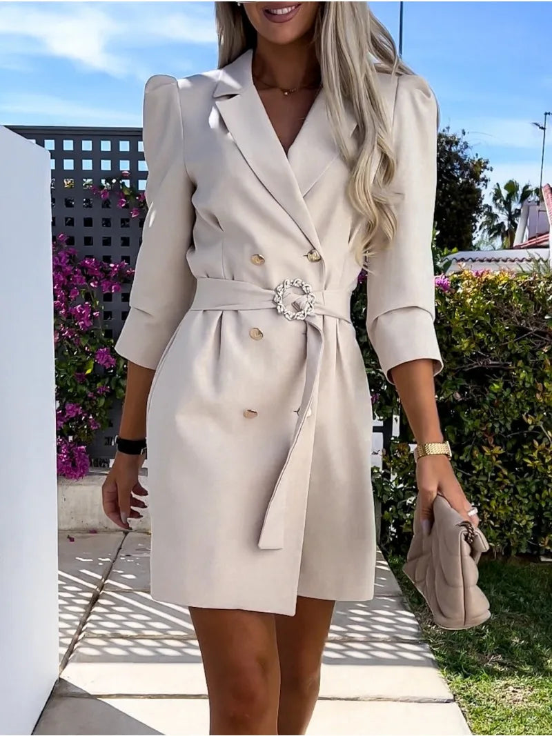 Sukienka mini marynarkowa z paskiem i ozdobną klamrą – elegancki fason blazer