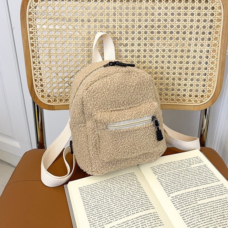 Modny pluszowy plecak z kieszenią na zamek