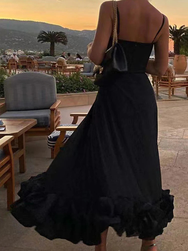 Zwiewna sukienka midi na ramiączkach z falbaną