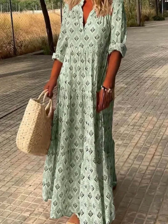 Długa letnia sukienka w boho stylu z lekkiego materiału i dekoltem V