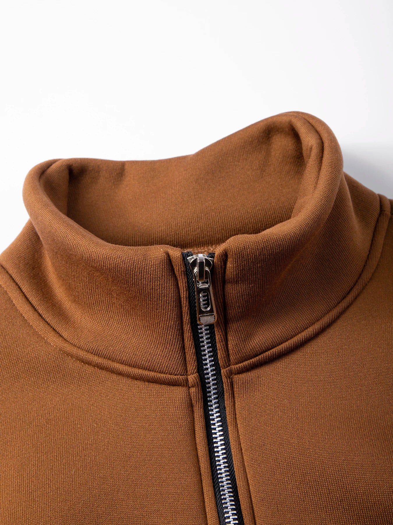 Męska bluza z zamkiem pod szyją i stójką – klasyczny krój