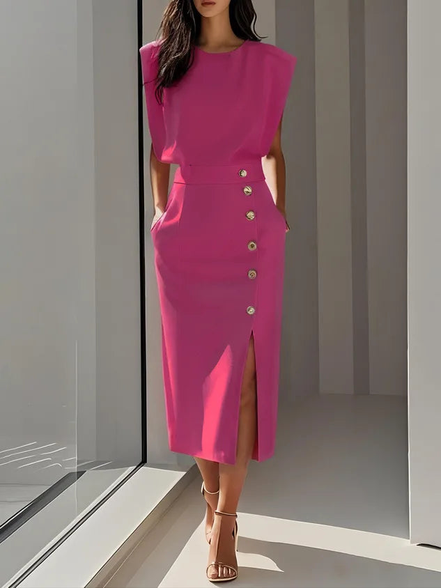 Elegancka Sukienka Midi Bez Rękawów z Ozdobnymi Guzikami i Rozcięciem