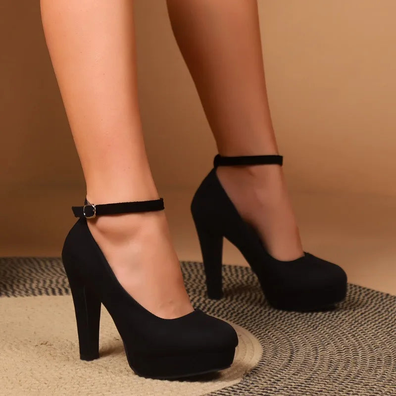 Damskie czółenka na słupku z paskiem – eleganckie buty na obcasie