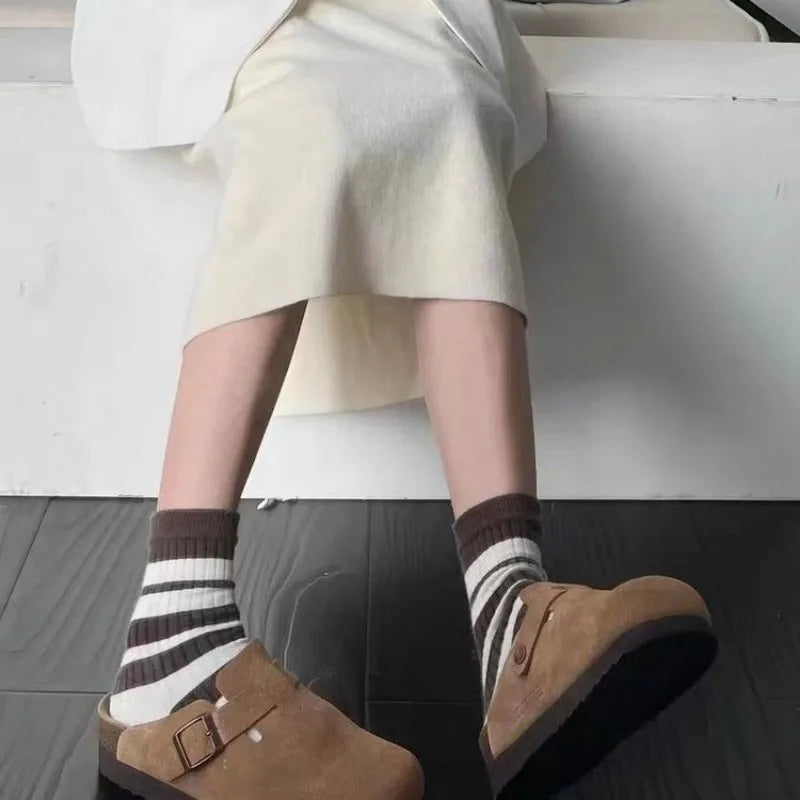 Damskie chodaki wsuwane z klamrą i korkową podeszwą