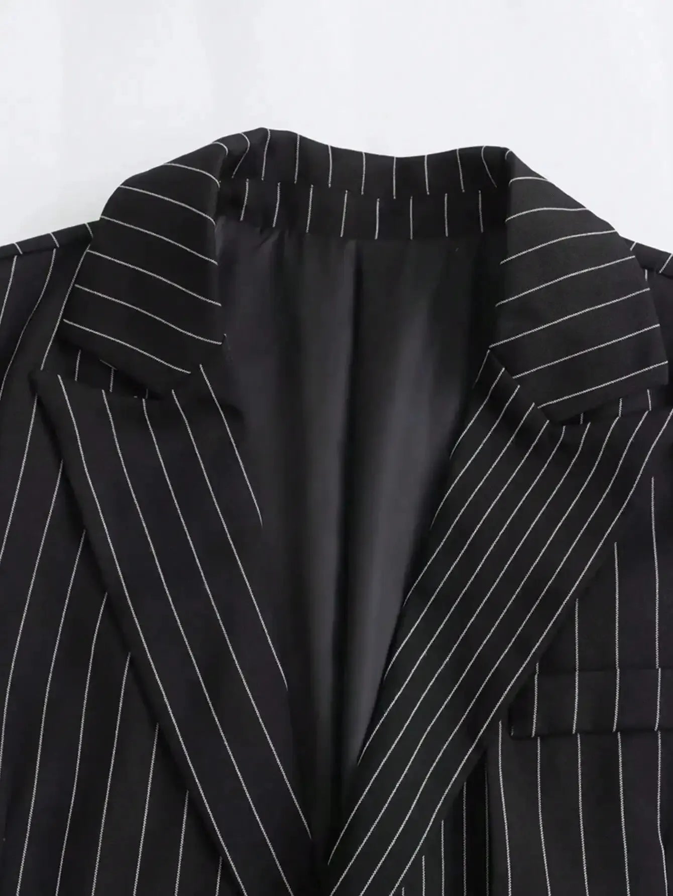 Marynarka damska w paski z klasycznym krojem