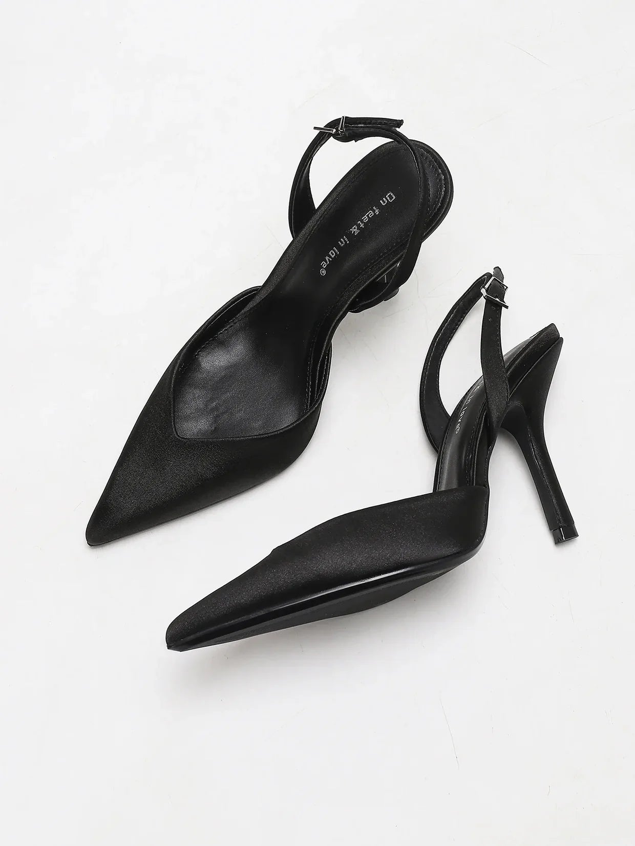 Eleganckie Szpilki Slingback z Satynowym Wykończeniem i Szpiczastym Noskiem