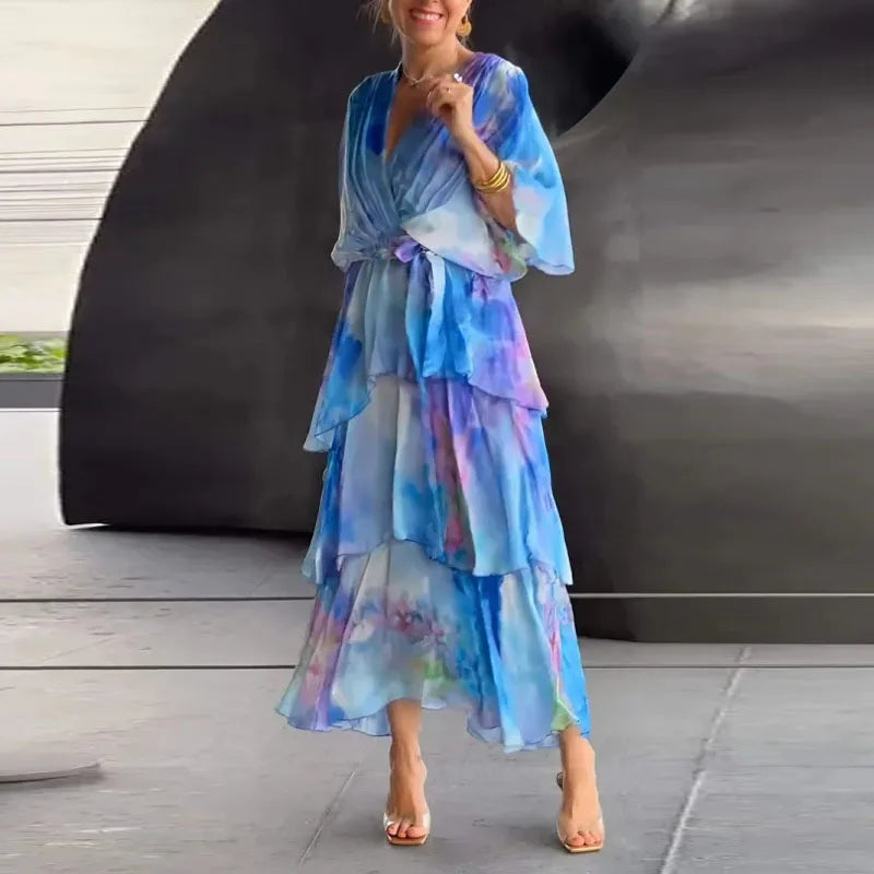 Długa zwiewna sukienka z falbanami i wiązaniem w talii