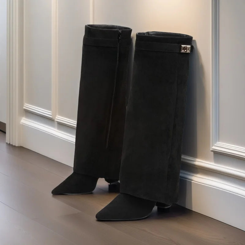 Damskie kozaki z szeroką cholewką i ozdobną klamrą – eleganckie i wygodne