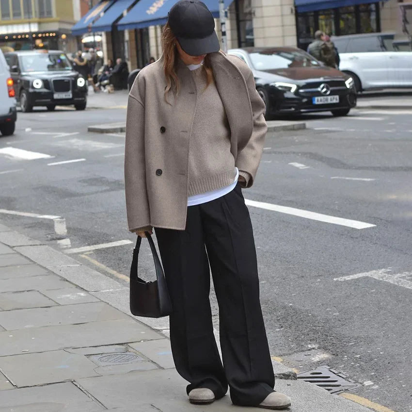 Damski krótki płaszcz dwurzędowy – elegancka kurtka o pudełkowym kroju