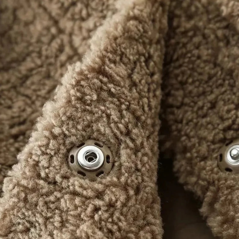 Damska kurtka teddy o skróconym kroju