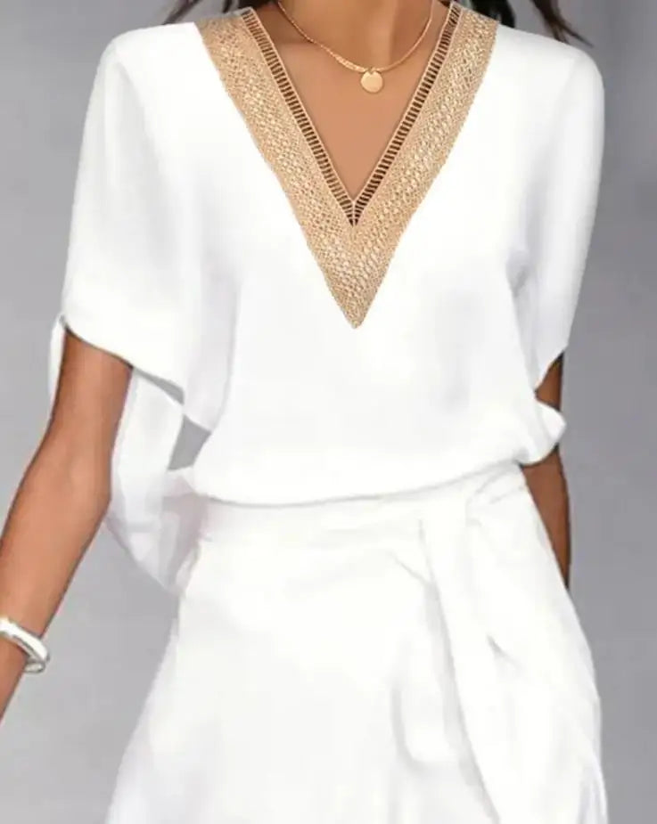 Zwiewna sukienka z kopertowym dołem i zdobionym dekoltem