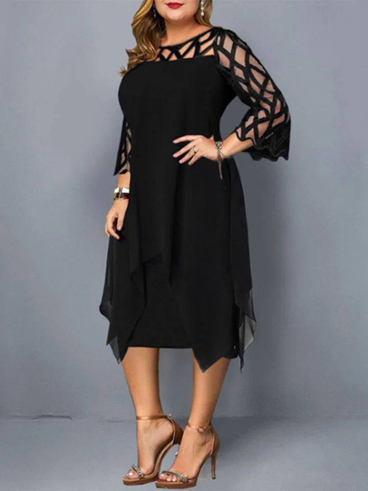 Elegancka sukienka plus size z szyfonową warstwą i ażurowymi rękawami