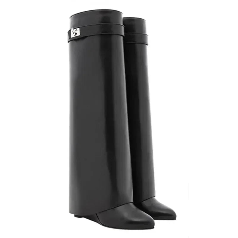 Damskie kozaki z szeroką cholewką i ozdobną klamrą – eleganckie i wygodne