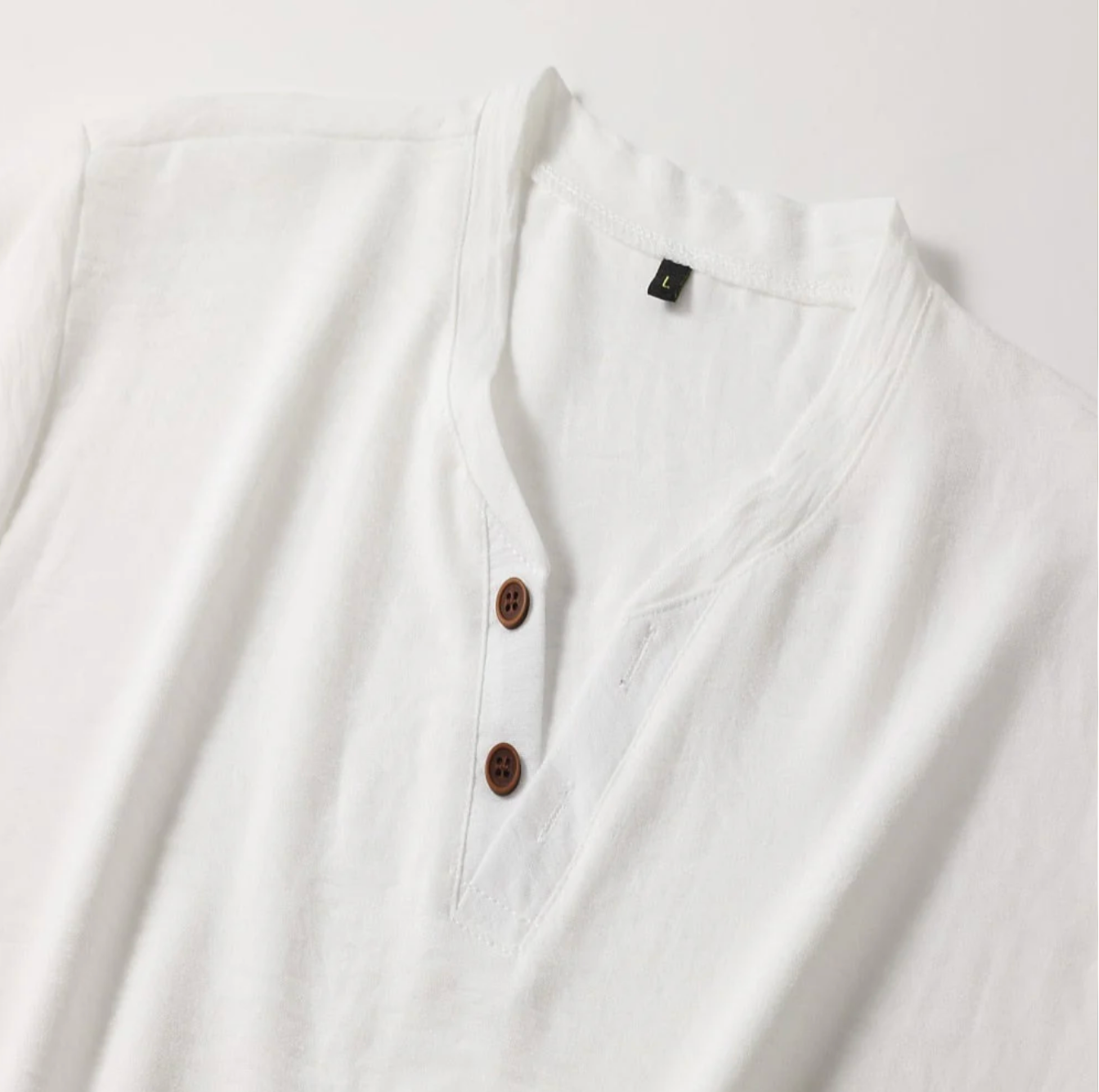 Męski T-shirt slim fit z dekoltem V – elegancka koszulka casual na lato i co dzień