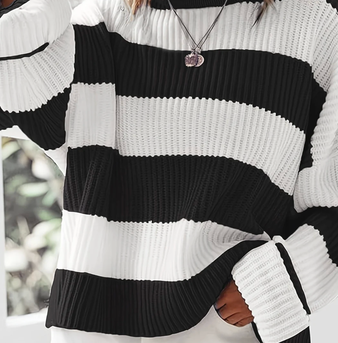 Damski Sweter Oversize w Paski z Okrągłym Dekoltem