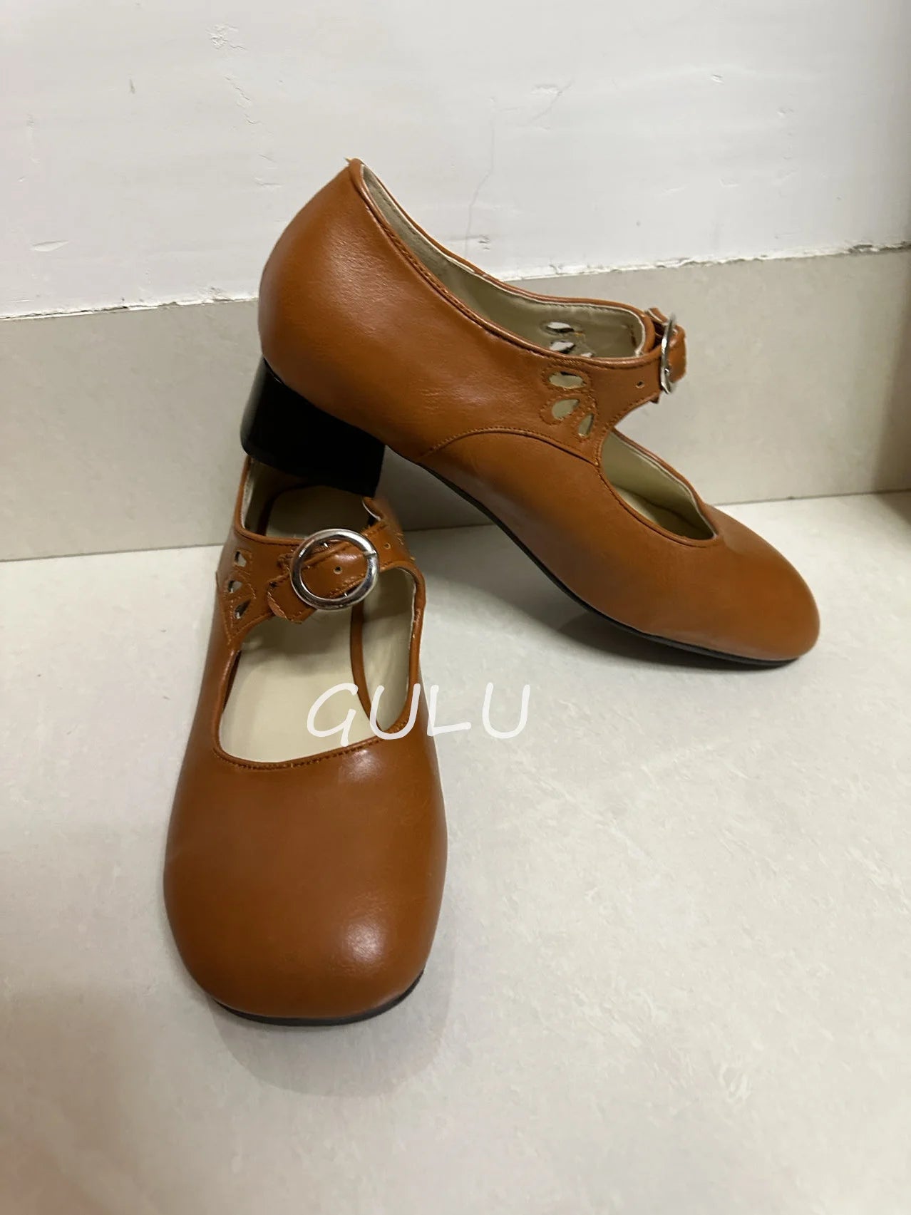 Stylowe Damskie Skórzane Buty na obcasie z Ozdobną Klamrą