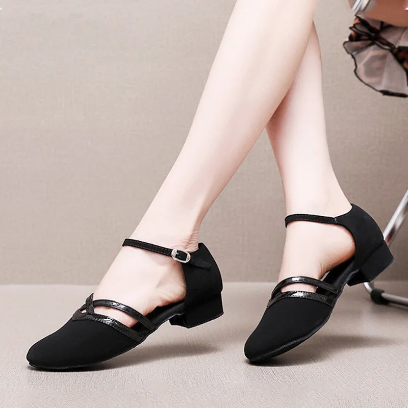 Damskie czółenka na niskim obcasie z paskami i zapięciem na kostce – eleganckie i wygodne