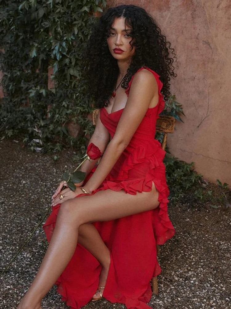 Sukienka z falbanami i wysokim rozcięciem