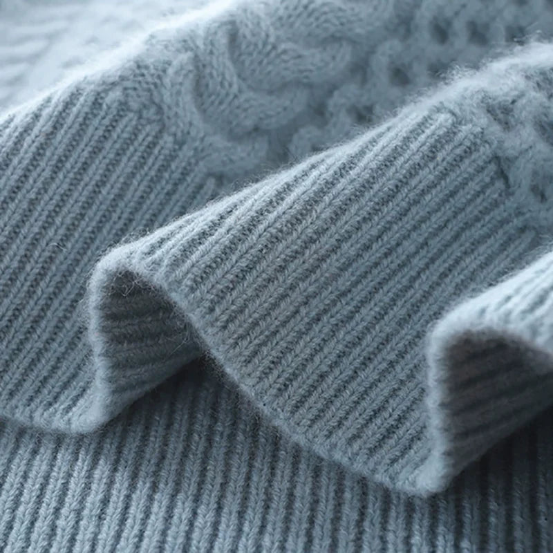 Damski sweter w warkoczowy splot z golfem – klasyczna elegancja na chłodne dni