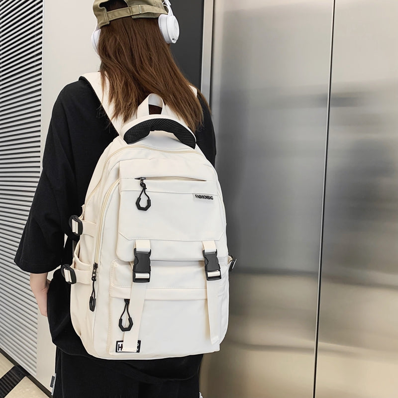 Pojemny plecak miejski z kieszeniami i klamrami