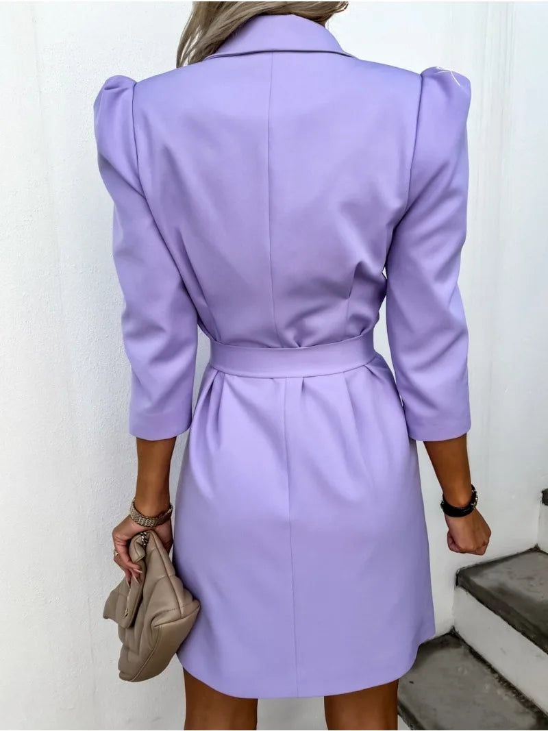 Sukienka mini marynarkowa z paskiem i ozdobną klamrą – elegancki fason blazer