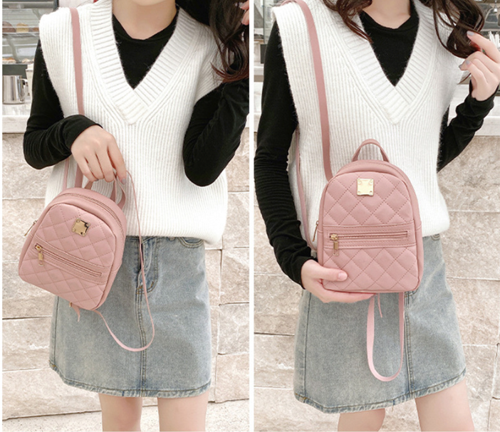 Damski pikowany plecak z ozdobną plakietką