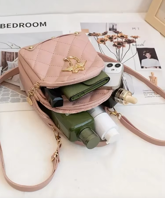 Mały damski pikowany plecak z ozdobnym motywem flamingów