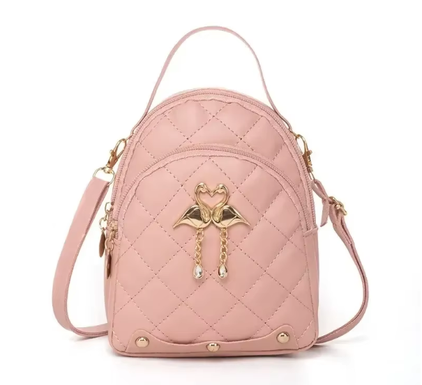 Mały damski pikowany plecak z ozdobnym motywem flamingów