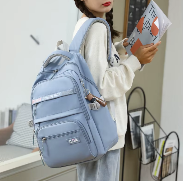 Duży plecak szkolny z wieloma kieszeniami