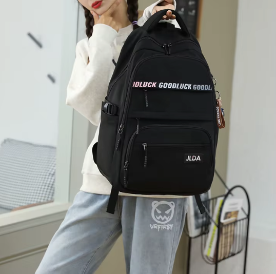 Duży plecak szkolny z wieloma kieszeniami