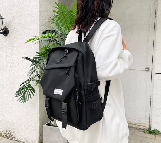 Pojemny plecak w stylu vintage z klamrami