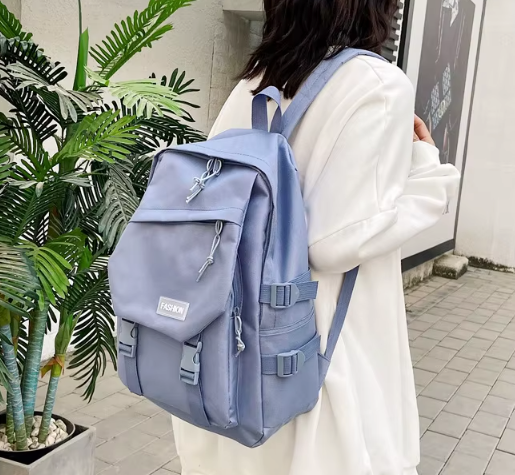 Pojemny plecak w stylu vintage z klamrami