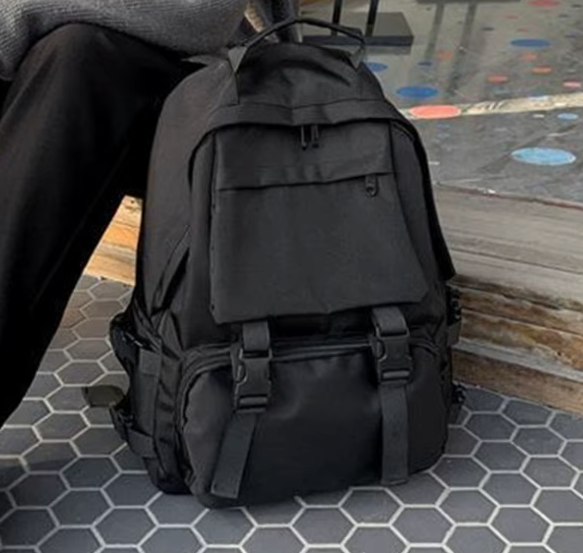 Duży plecak turystyczny z klamrami i kieszeniami