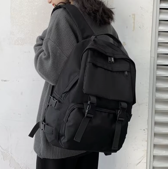 Duży plecak turystyczny z klamrami i kieszeniami