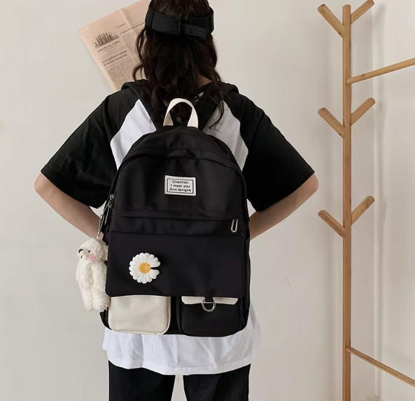 Pojemny plecak szkolny z kwiatową naszywką