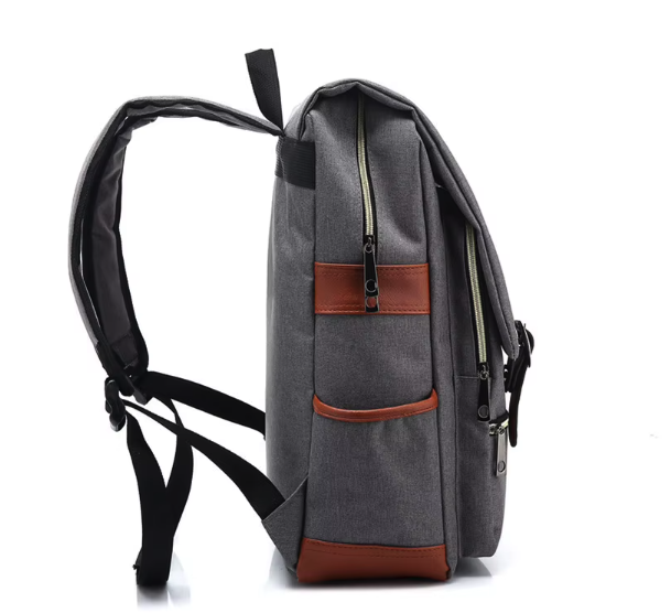 Stylowy plecak vintage z klamrami i kieszeniami