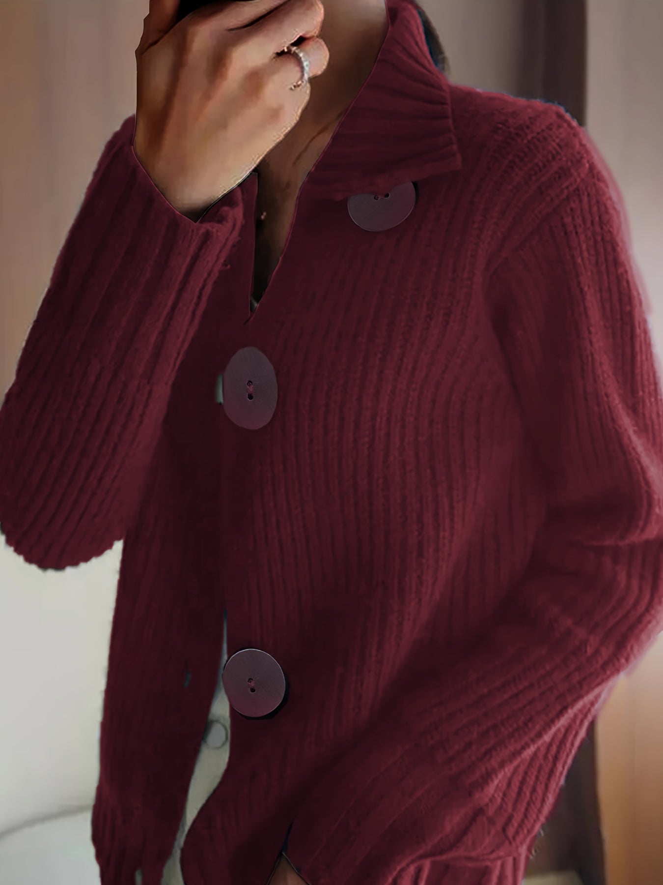 Damski sweter rozpinany z dużymi guzikami