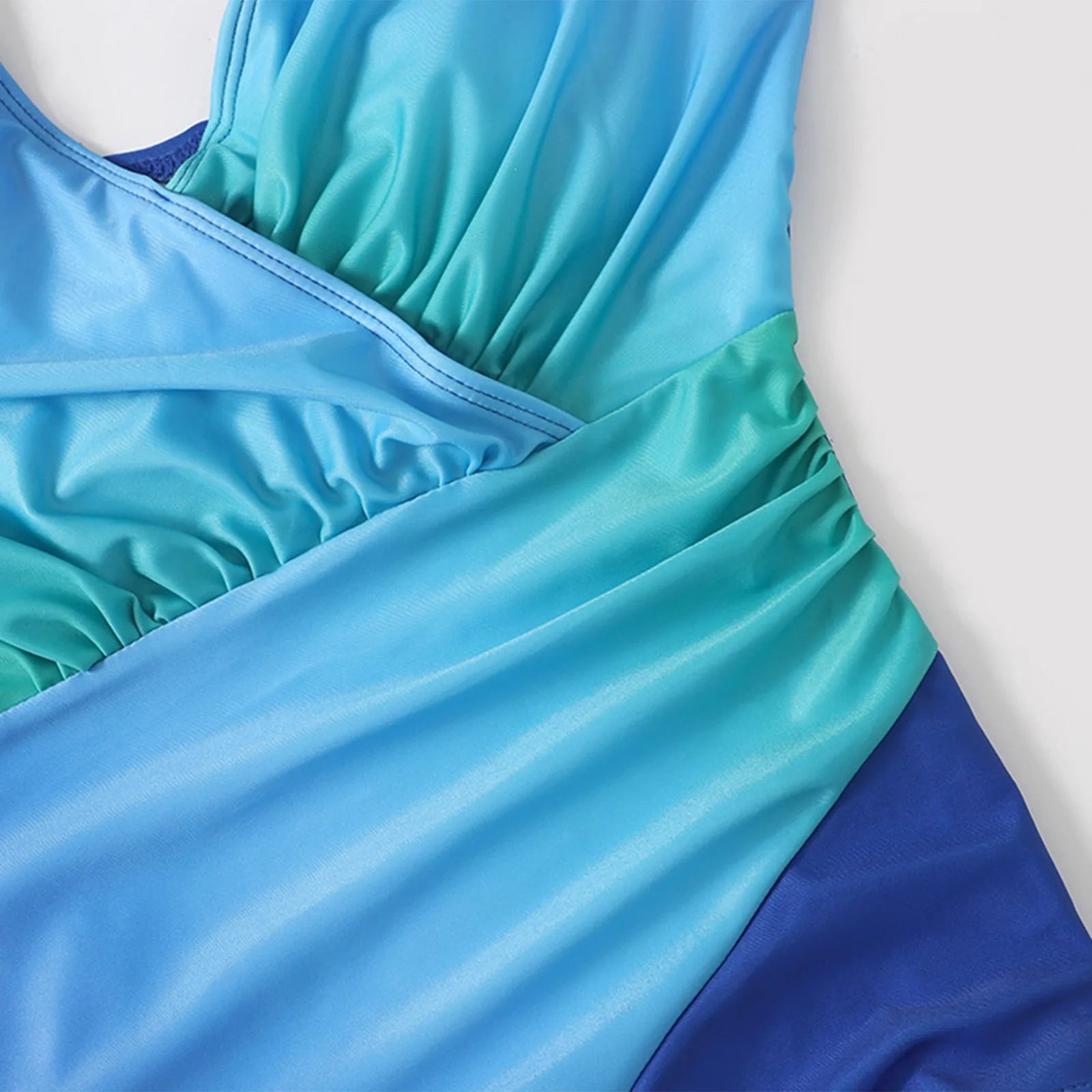 Jednoczęściowy Strój Kąpielowy Damski – Modelujący Krój z Cieniowaniem