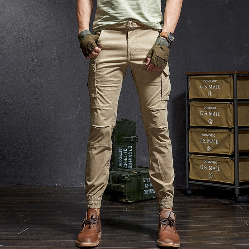 Męskie spodnie cargo z elastycznymi ściągaczami i licznymi kieszeniami