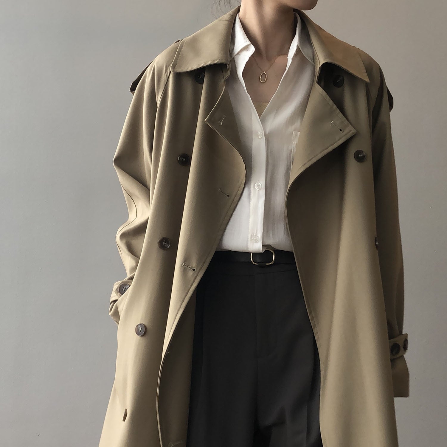 Damski długi trencz o luźnym kroju