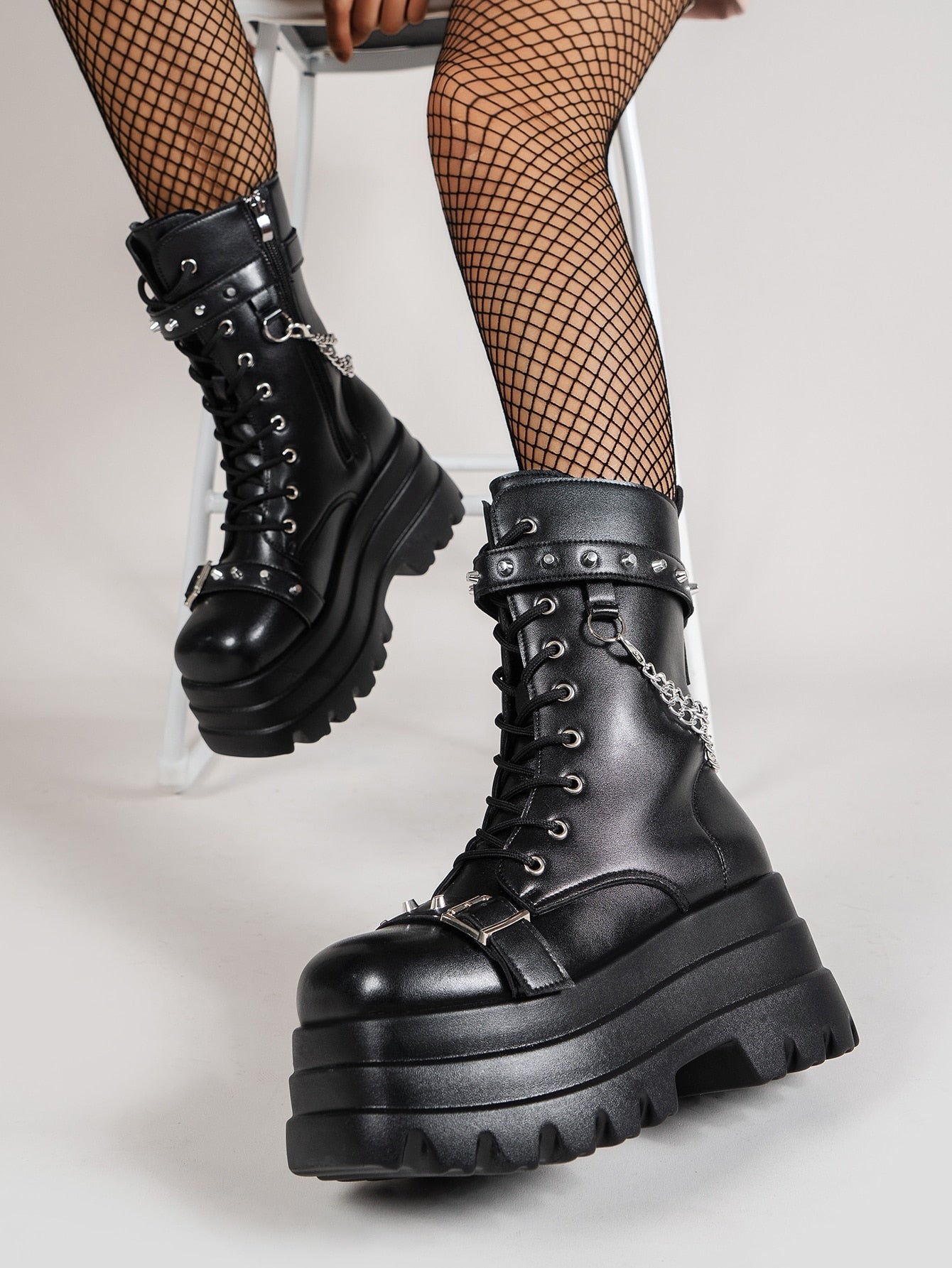 Damskie skórzane botki na platformie z nitami i paskami