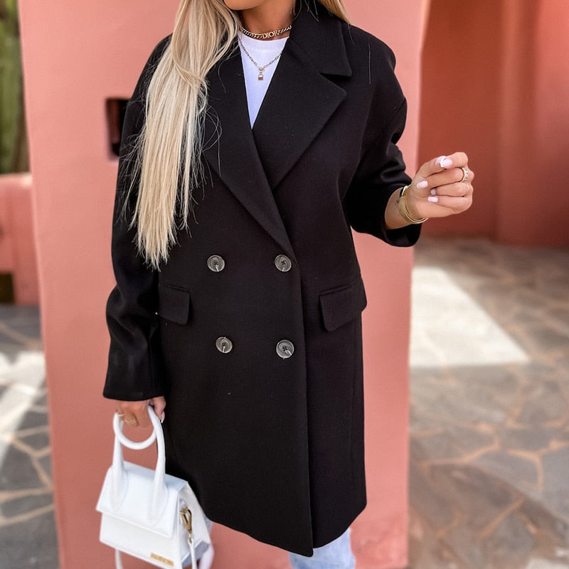 Damski dwurzędowy płaszcz o klasycznym kroju