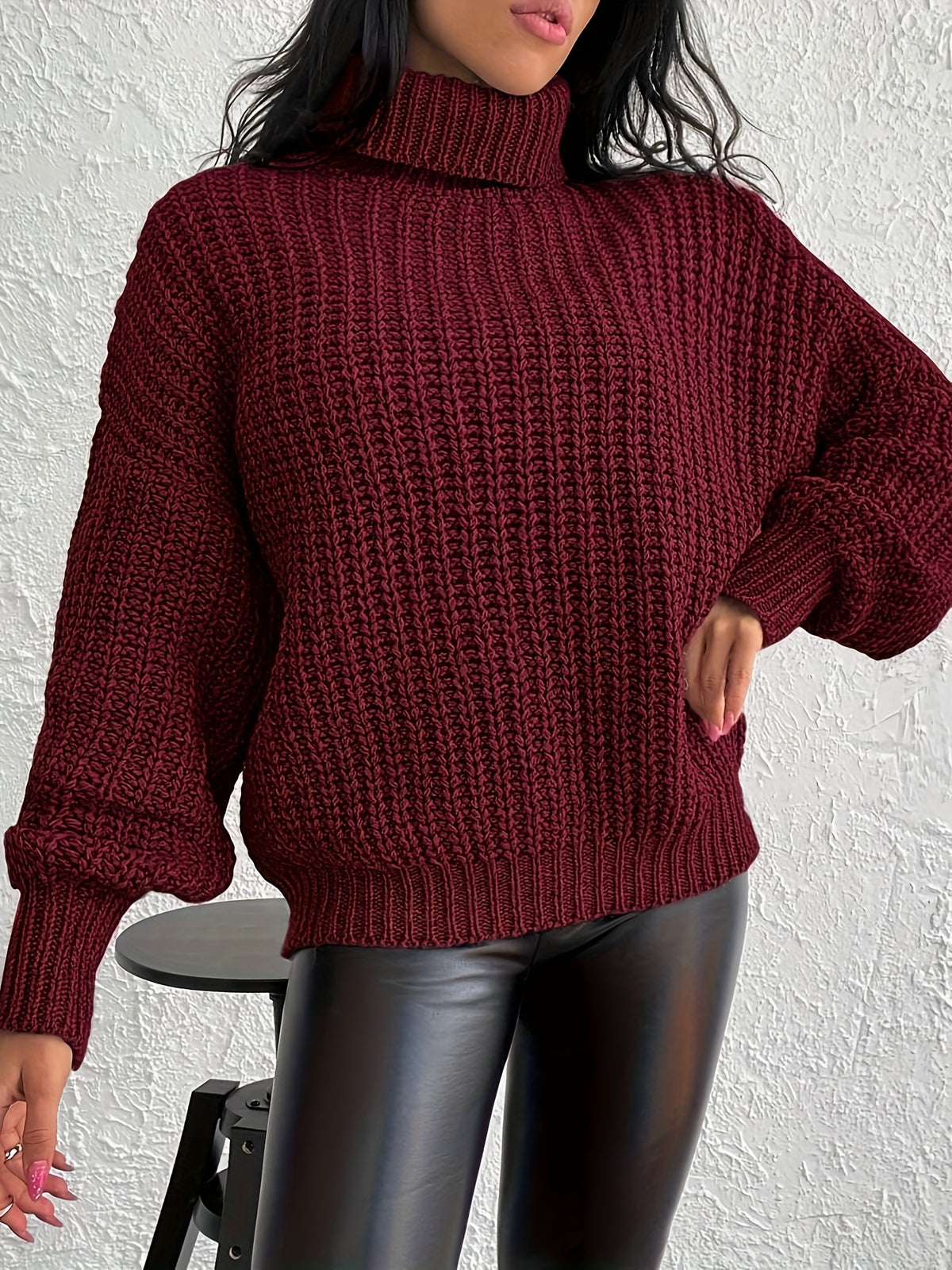 Damski oversize'owy sweter z golfem