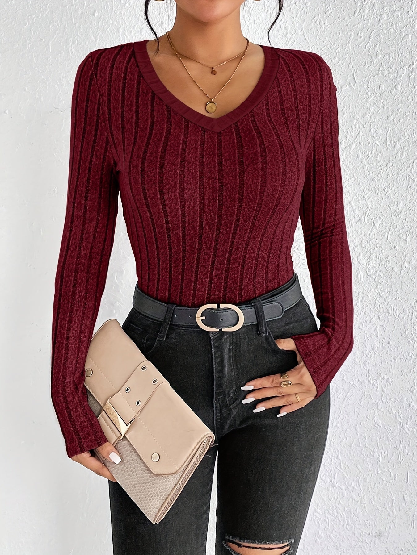 Bordowy damski sweter z długim rękawem i dekoltem w serek