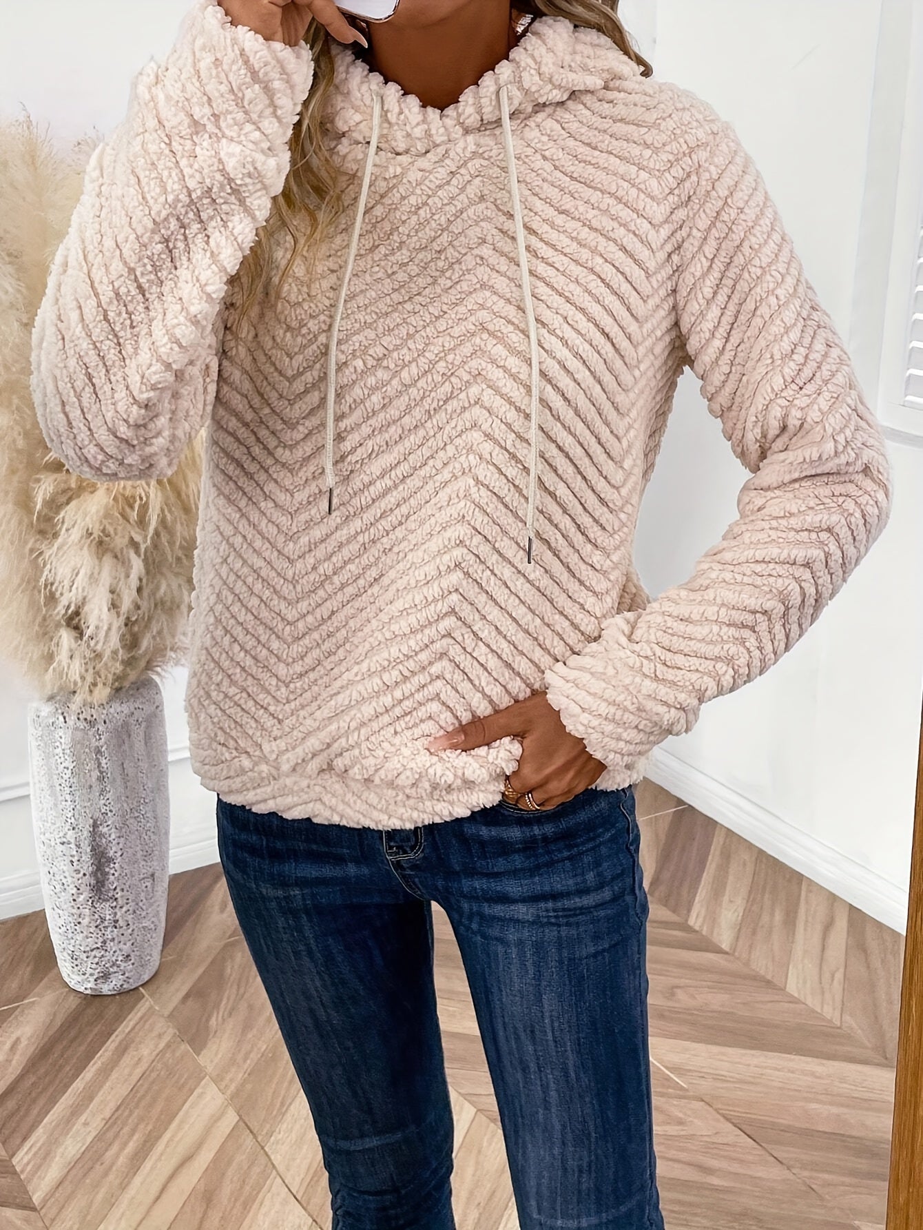 Damska bluza z kapturem z miękkiego pluszu o wzorze jodełki